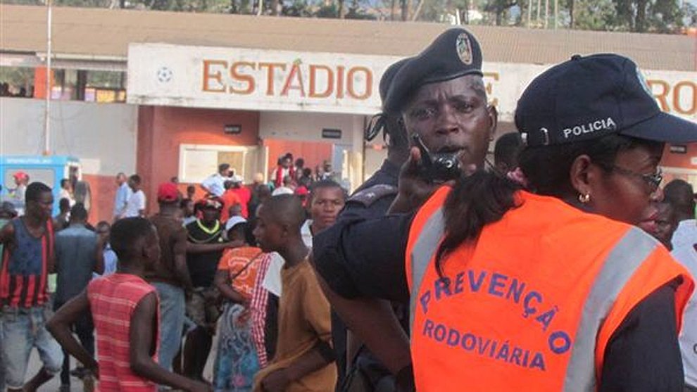 Policías y servicios de emergencia angoleños ayudaron a las decenas de heridos.