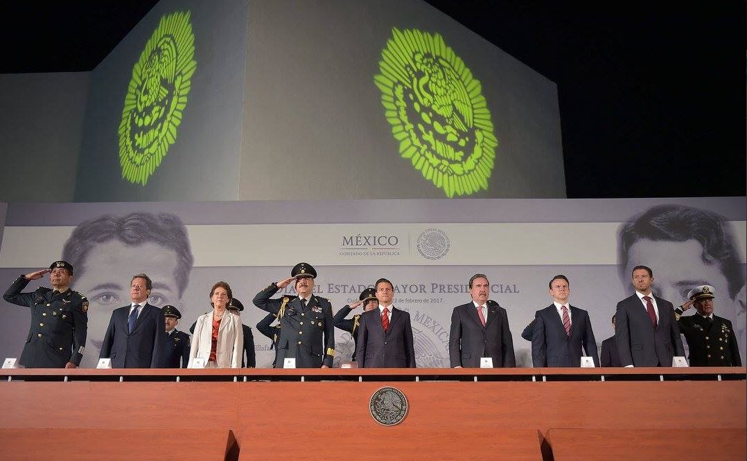 El presidente Enrique Peña Nieto encabeza el acto conmemorativo del Día del Estado Mayor Presidencial. (Twitter@PresidenciaMX)