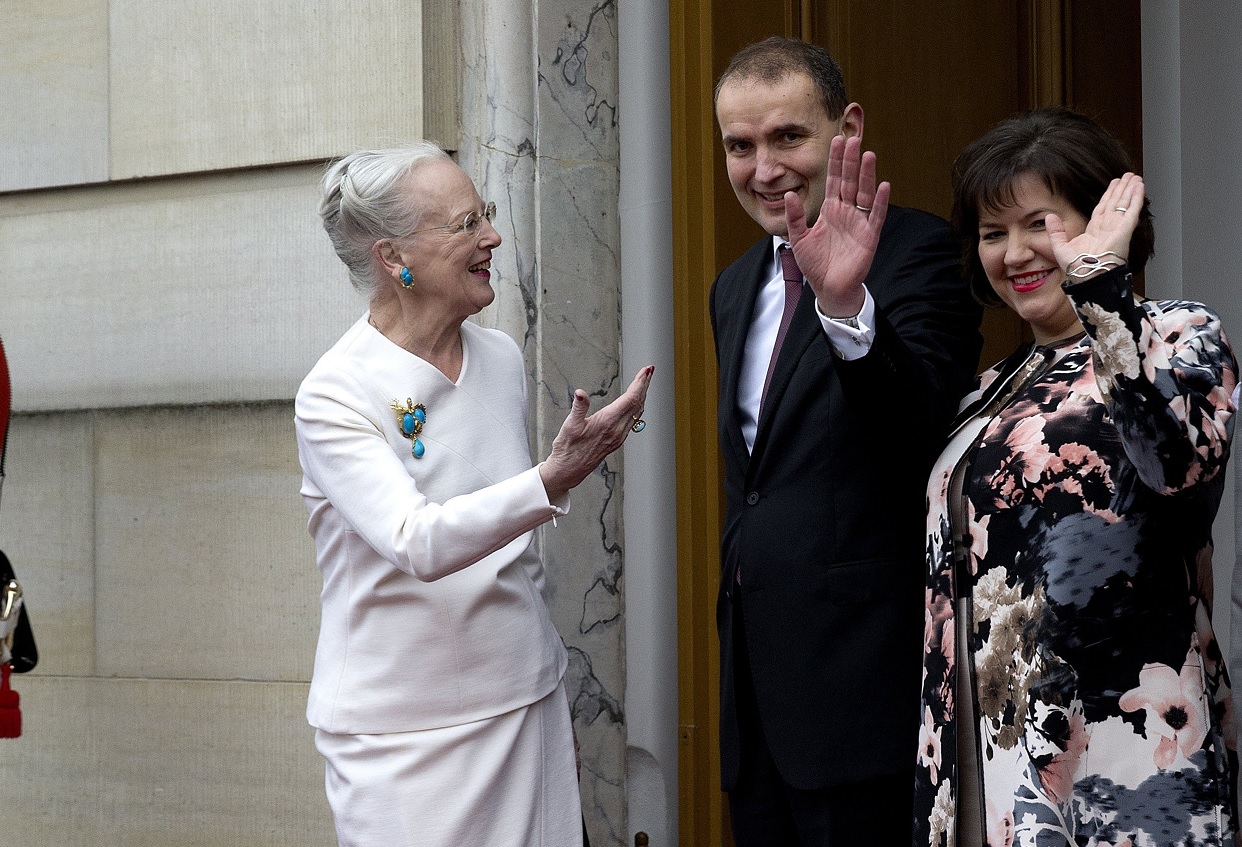 El presidente de Islandia, Gudni Th. Johannesson, centro, es recibido por la reina de Dinamarca Margrethe (AP/archivo)