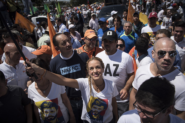 Lilian Tintori, esposa del líder de la oposición venezolana Leopoldo López, se reúne para conmemorar el tercer aniversario del encarcelamiento de su esposo en Caracas, Venezuela (Getty Images)