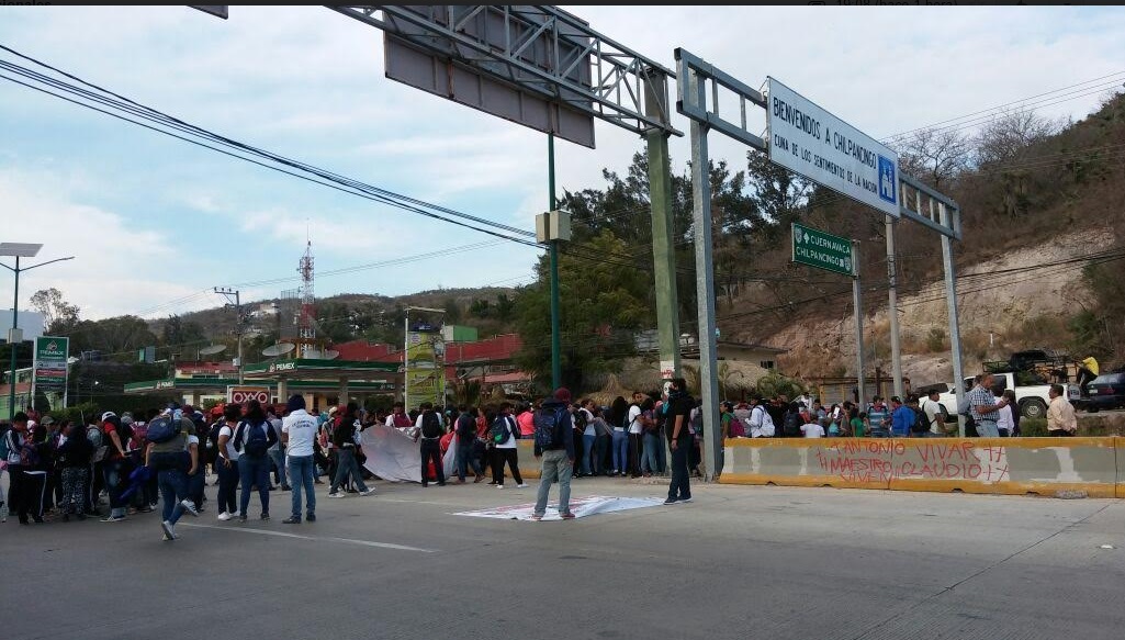 Protesta de normalistas en Chilpancingo.
