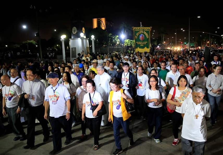 Manifestantes se unen a una procesión contra la pena de muerte y la intensificación de la guerra contra las drogas en Manila, Filipinas (Reuters)