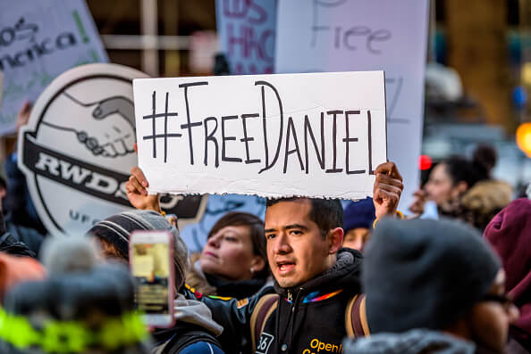 Decenas de personas se manifestaron en apoyo de Daniel Ramírez Medina, a las afueras de la corte