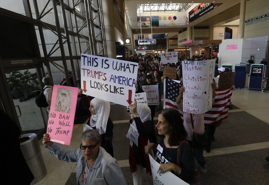 Los manifestantes musulmanes marchan dentro de la Terminal Internacional de Tom Bradley durante una protesta en el Aeropuerto Internacional de Los Ángeles. (AP, archivo)