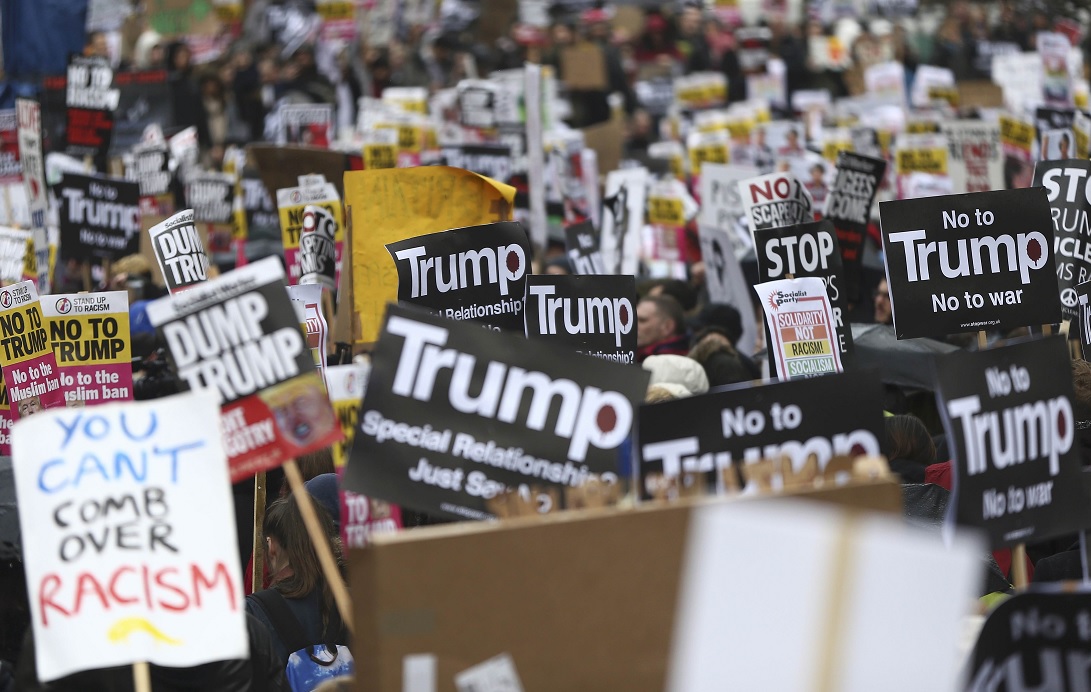 Manifestantes marchan contra el presidente estadounidense Donald Trump en Londres (Reuters)