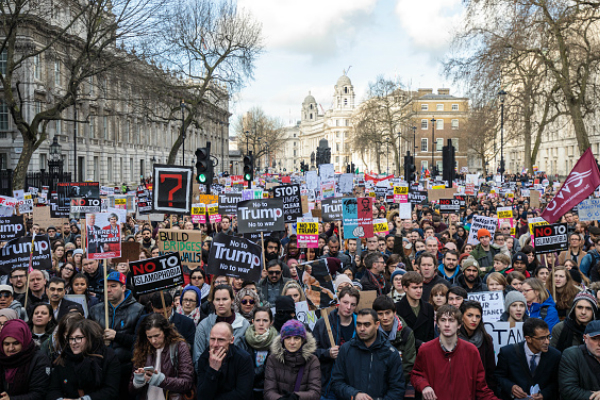 Miles de manifestantes con pancartas participan en una manifestación contra Donald Trump, en Londres, Inglaterra (Getty Images)