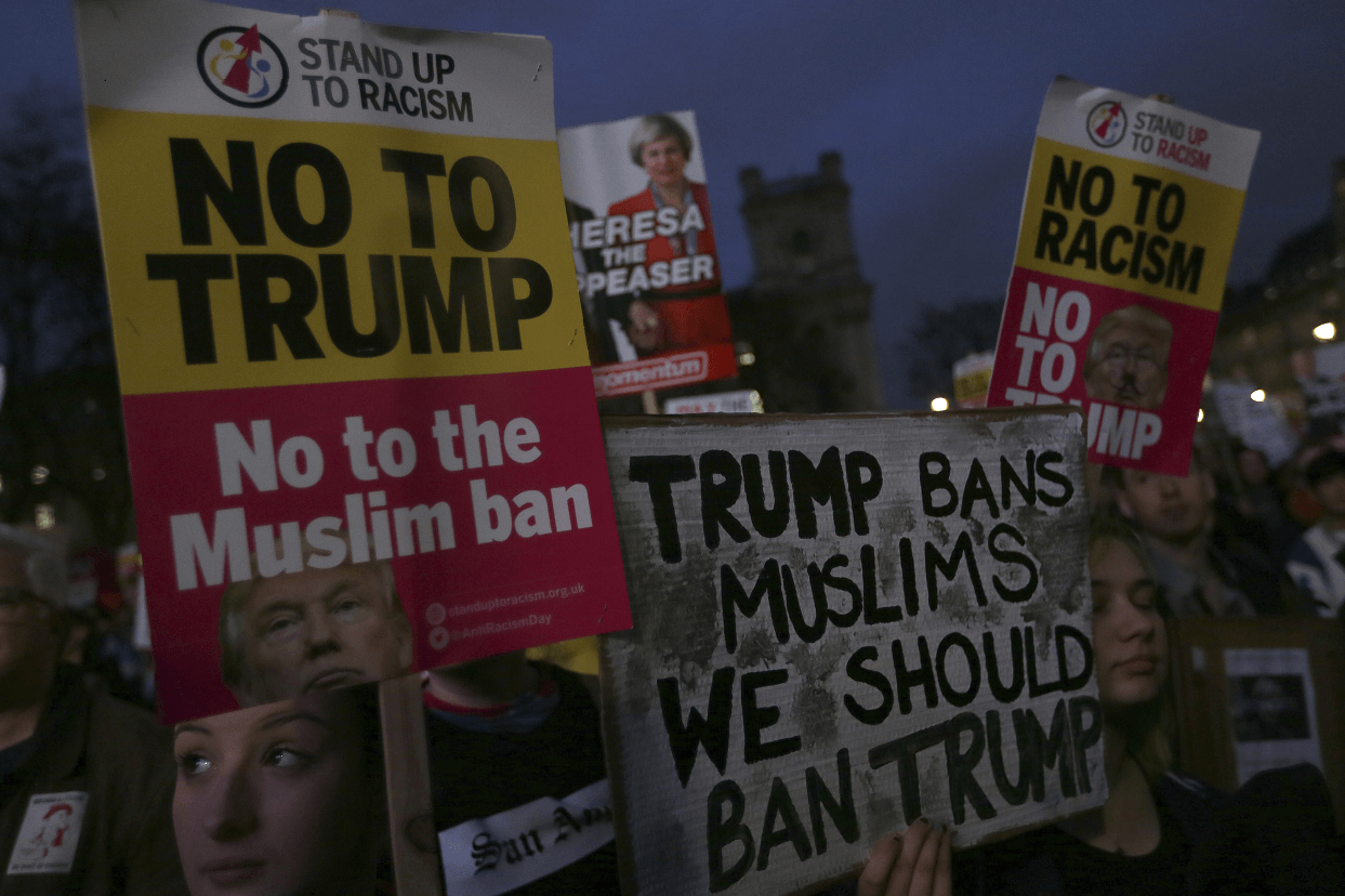 Protetan contra eventual visita de Donald Trump a Reino Unido; cientos se manifiestan en Londres. (AP)