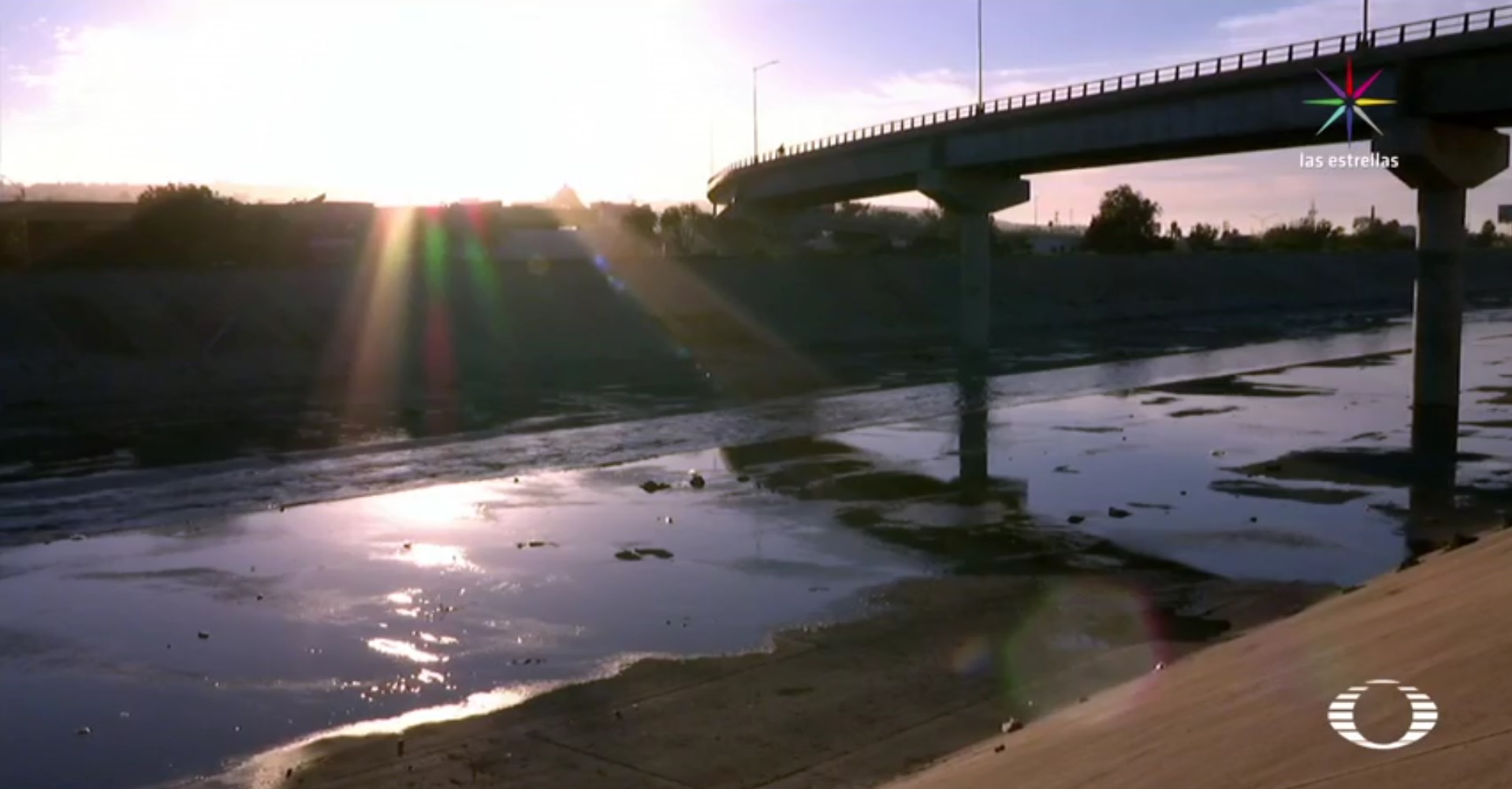 Autoridades de Tijuana recibieron un reporte sobre un hombre que había caído al canal del rio Tijuana, desde el nuevo puente. (Noticieros Televisa)