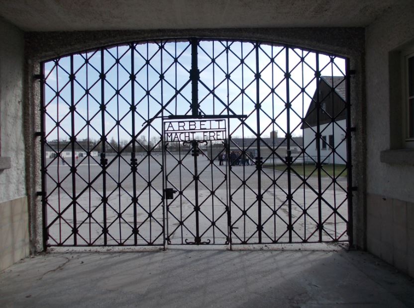 La puerta de hierro del campo de concentración de Dachau fue devuelta tras ser robada en el 2014. ( WordPress.com/archivo)