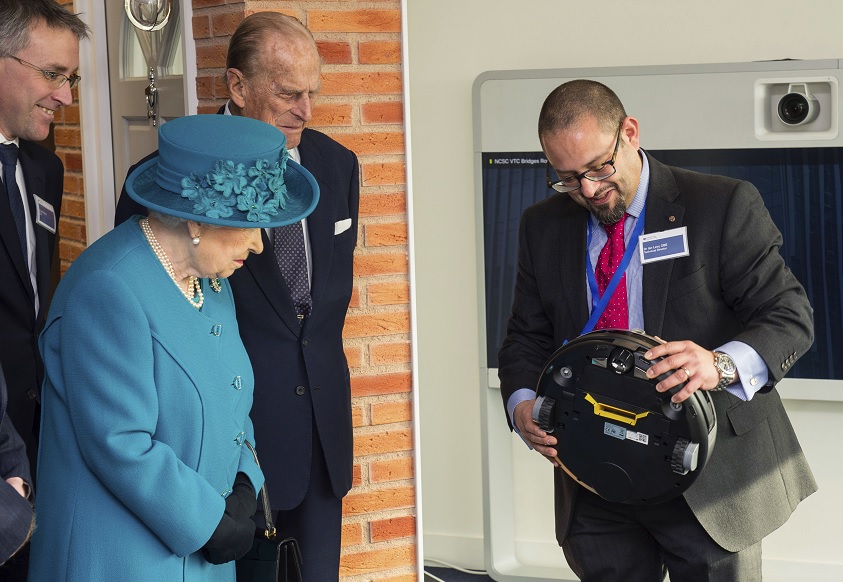 La reina Isabel II asiste a la inauguración oficial del Centro Nacional de Seguridad Cibernética en Londres, Gran Bretaña (AP)