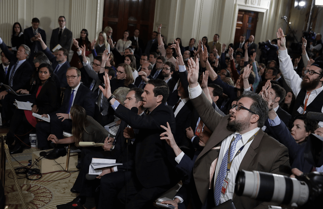 Reporteros durante conferencia de prensa de Donald Trump en la Casa Blanca. (AP)