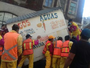 Empleados de la delegación Cuauhtémoc, apoyados por personal de limpia y granaderos, quitaron los puestos ambulantes. (@SeGobCDMX)