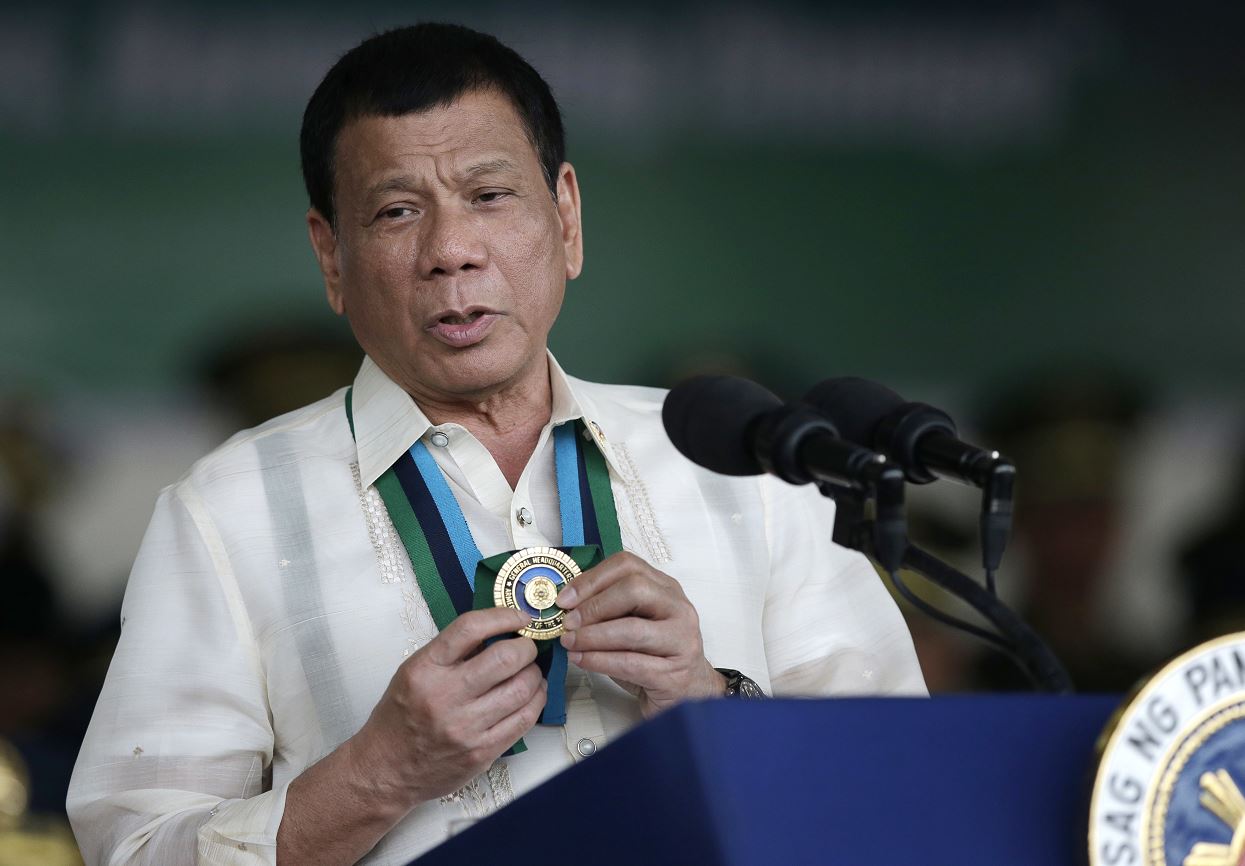 El anuncio del mandatario filipino se produce después de que el lunes suspendiera temporalmente la 'guerra contra las drogas'.