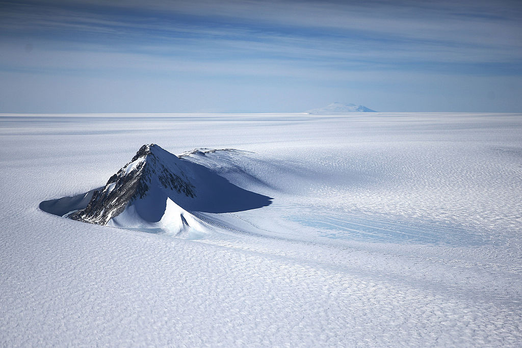 Pirámides, ovnis y bases secretas: derribando los mitos sobre la Antártida