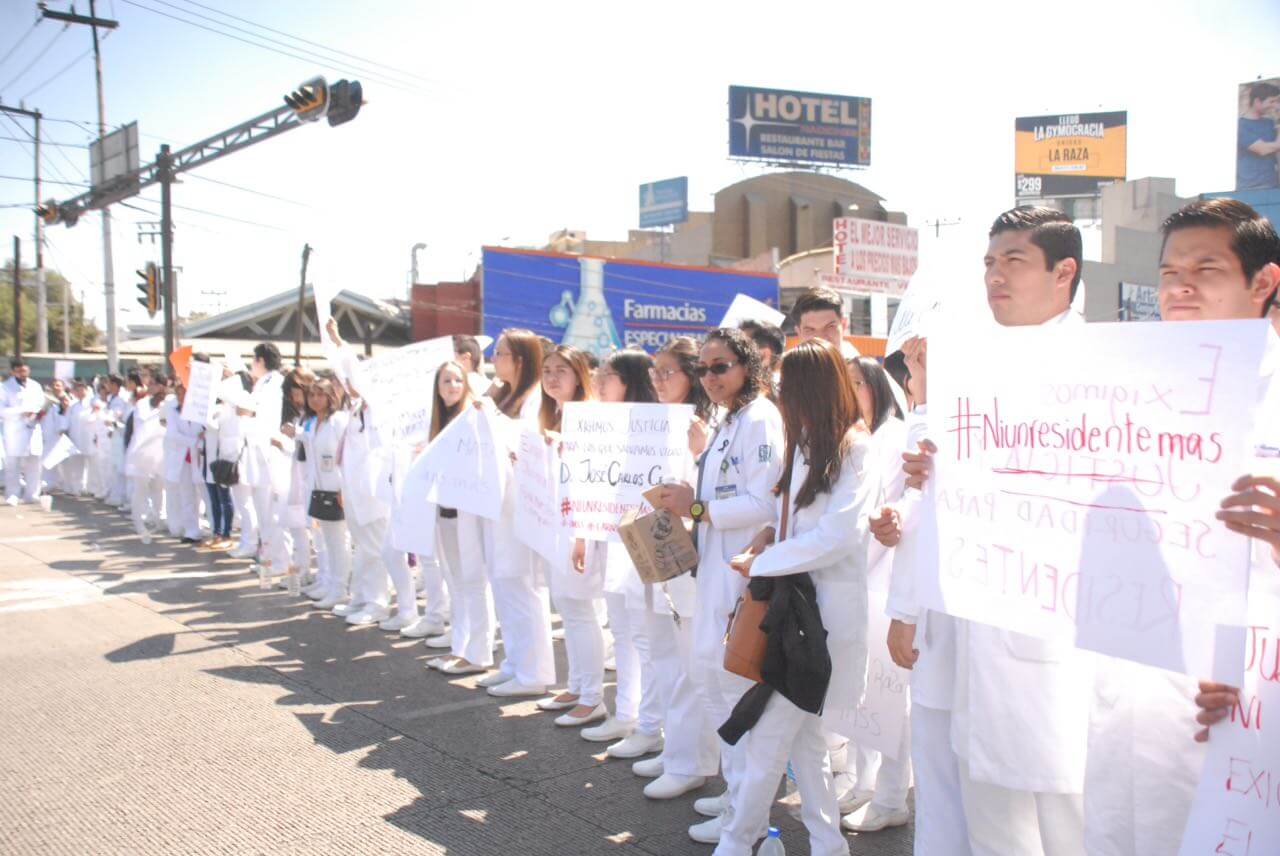 Este viernes, 24 de febrero de 2017, cientos de médicos del Centro Médico Nacional La Raza se manifestaron para exigir justicia para Carlos, pero también seguridad en la zona del hospital. (S Servín S, Noticieros Televisa)
