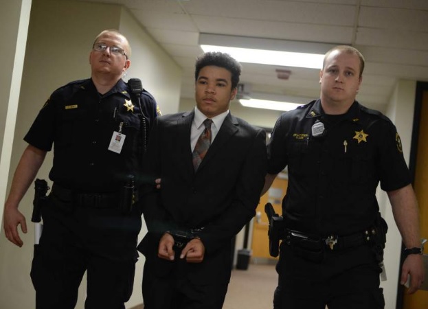 Policías de Pensilvania aseguran que Maxwell Morton (centro) demuestra escasa emoción o preocupación por la muerte de Ryan Manganb (Foto triblive.com)