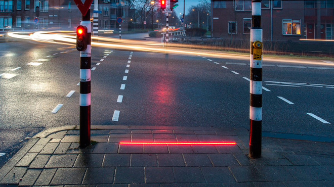 Semáforos en el piso para adictos al celular en Holanda. (http://www.elmundo.es)