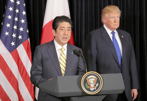 Shinzo Abe, primer ministro de Japón, durante su visita de trabajo a Estados Unidos y tras su reunión con Donald Trump. (Getty Images)