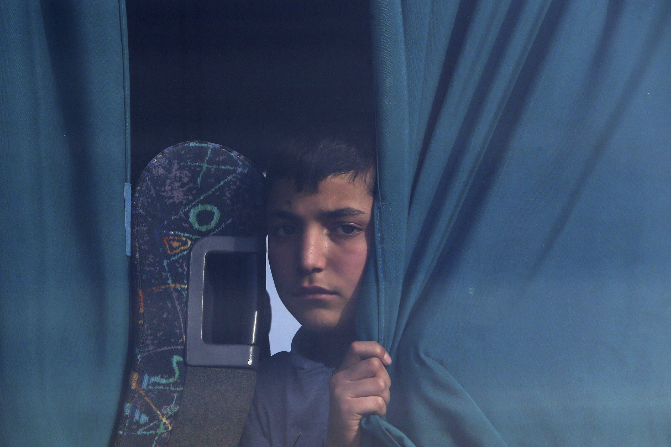 Un niño migrante de Siria se sienta en un autobús cuando llega a un campamento de refugiados en Kokkinotrimithia, en la isla mediterránea oriental de Chipre. (AP)