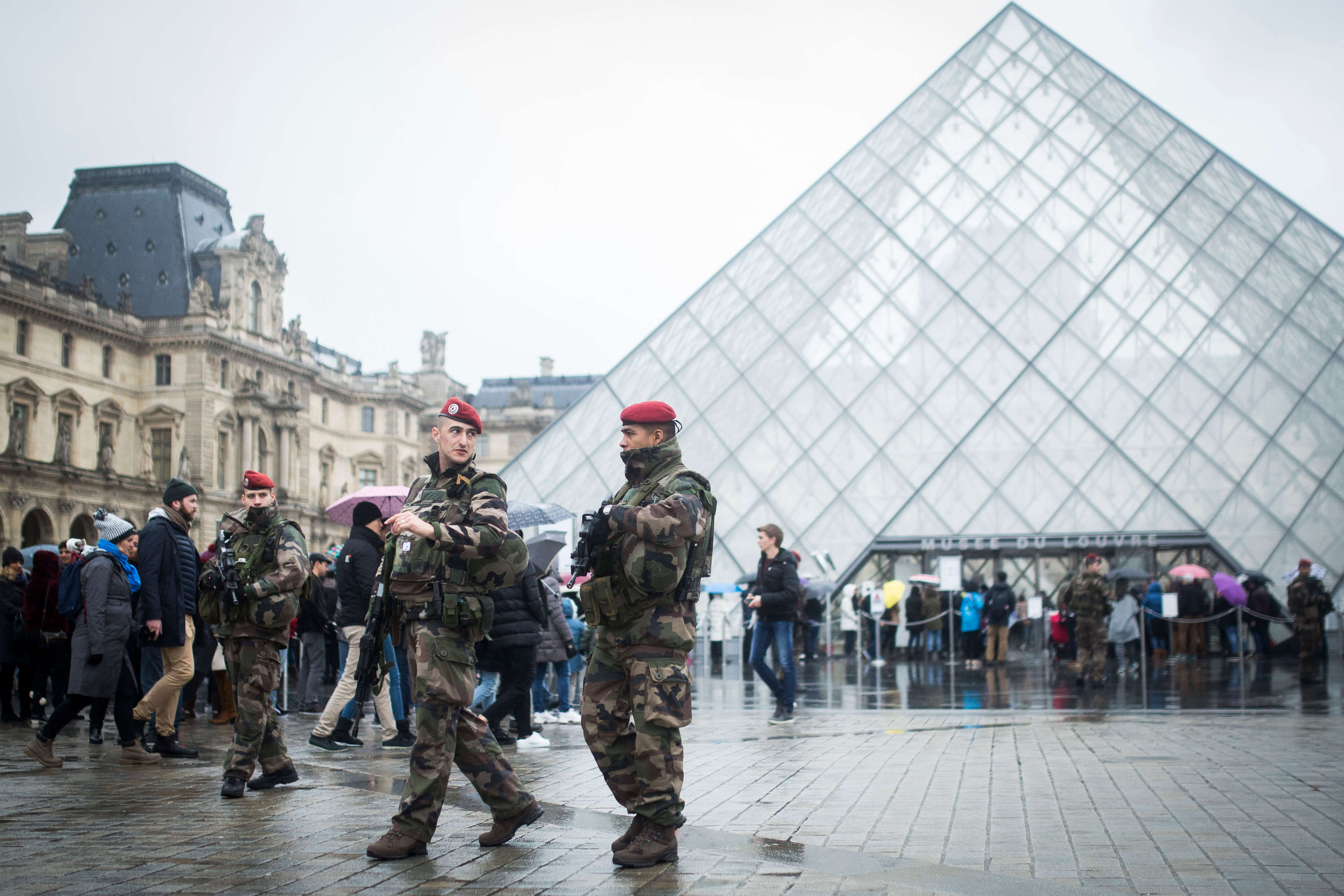Soldados franceses custodian el Museo de Louvre.