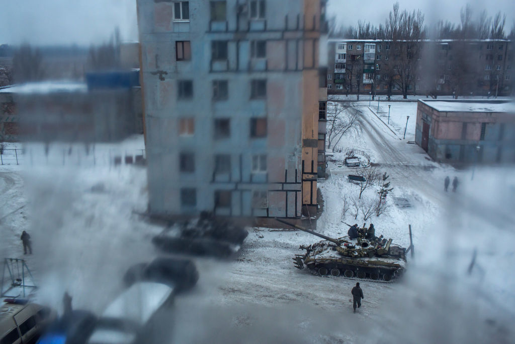 Soldados ucranianos patrullan las calles de Avdiivka.
