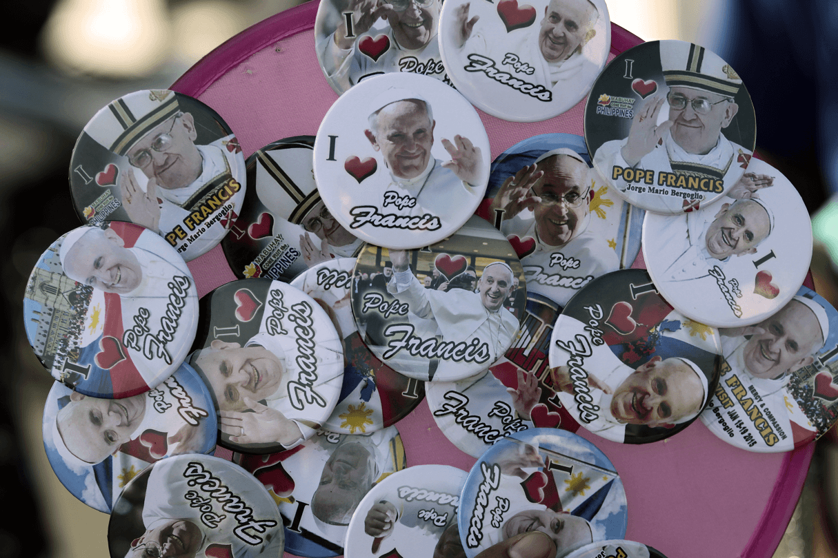 Souvenirs del papa Francisco en Manila, Filipinas, en enero del 2015. (AP, archivo) 