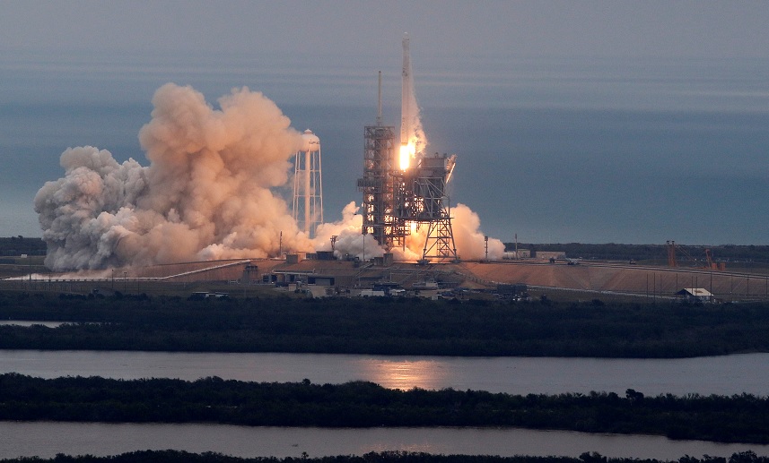 Un cohete Falcon 9 de SpaceX se dirige a una misión de suministro a la EEI desde la histórica plataforma de lanzamiento 39A en Cabo Cañaveral (Reuters)