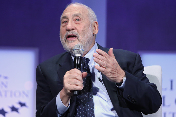 El premio Nobel de Economía, Joseph Stiglitz, sostiene que Latinoamérica tiene que responder con "un sentido más solidario entre las naciones", ante el gobierno de Trump (Getty Images/Archivo)