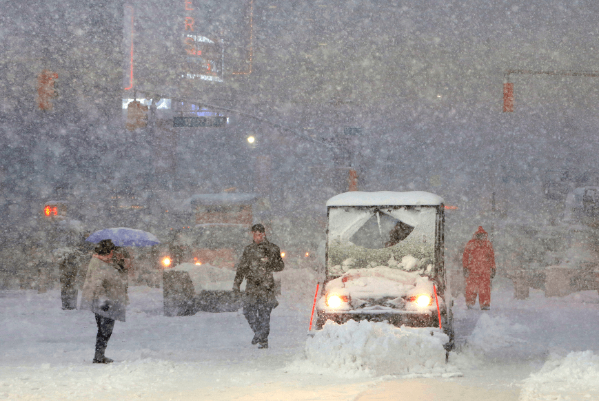 Tormentas en Nueva York originan la cancelación de cientos de vuelos; prevén hasta 30 centímetros de nieve. (Reuters)