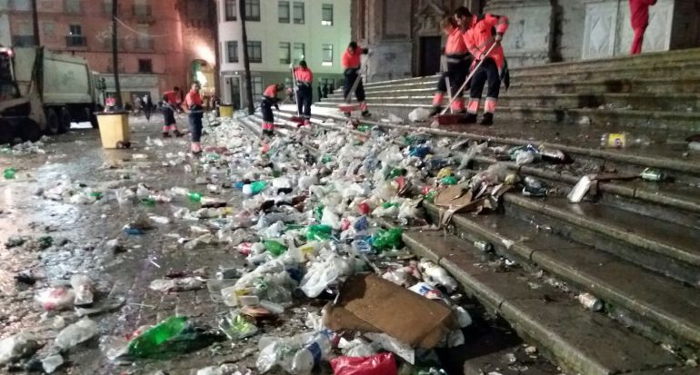 Trabajadores de limpia recogiendo basura en la ciudad de Río de Janeiro.