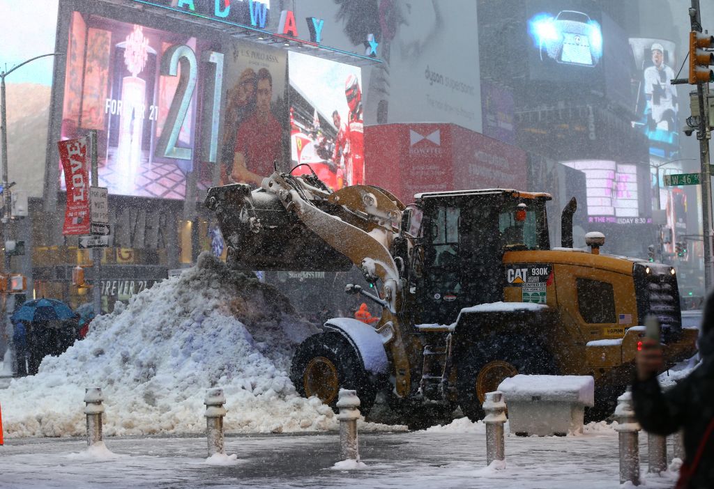 Trabajadores de limpia recogieron toneladas de nieve en Nueva York.