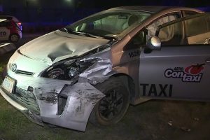 Vehículo impactado por un tráiler que viajaba a exceso de velocidad en Miguel Alemán y Isidro Sepúlveda, en el municipio de Apodaca, Nuevo León
