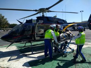 Pilotos de la Dirección General de Servicios Aéreos trasladan a hombre de 55 años lesionado en el fémur de ambas piernas por caída de barda. (@SSP_CDMX )