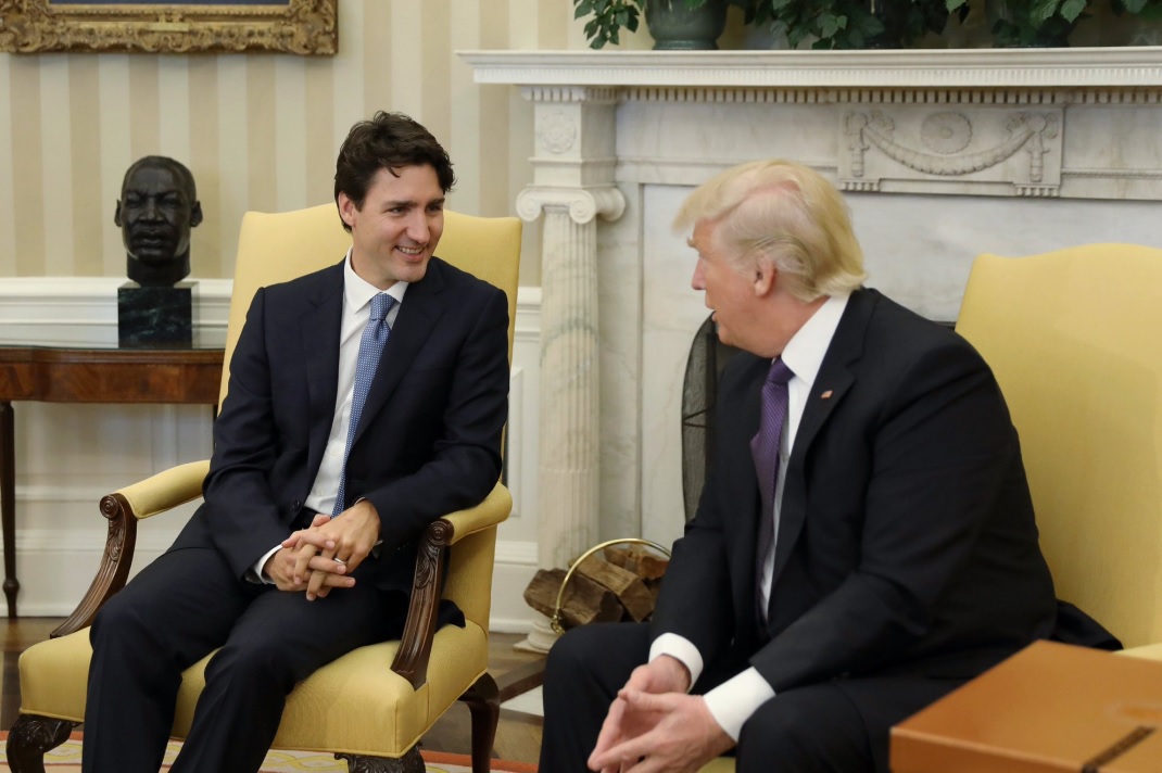 En rueda de prensa conjunta en la Casa Blanca con el presidente de EU, Donald Trump, el primer ministro de Canadá, Justin Trudeau, aseguró que su país continuará con la política de apertura hacia la inmigración y los refugiados.