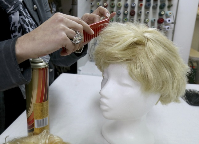 Tiendas de alquiler de trajes en Austria peinan pelucas para imitar el peinado del presidente de EU (AP)