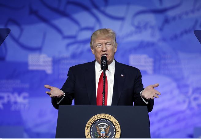 El presidente Donald Trump habla en la Conferencia de Acción Política Conservadora (CPAC), realizada en Oxon Hill, Maryland (AP)