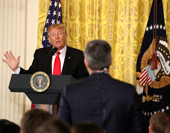 Donald Trump habla durante una conferencia de prensa para anunciar a su secretario del Trabajo; afirma no estar al tanto de contactos con funcionarios rusos durante su campaña