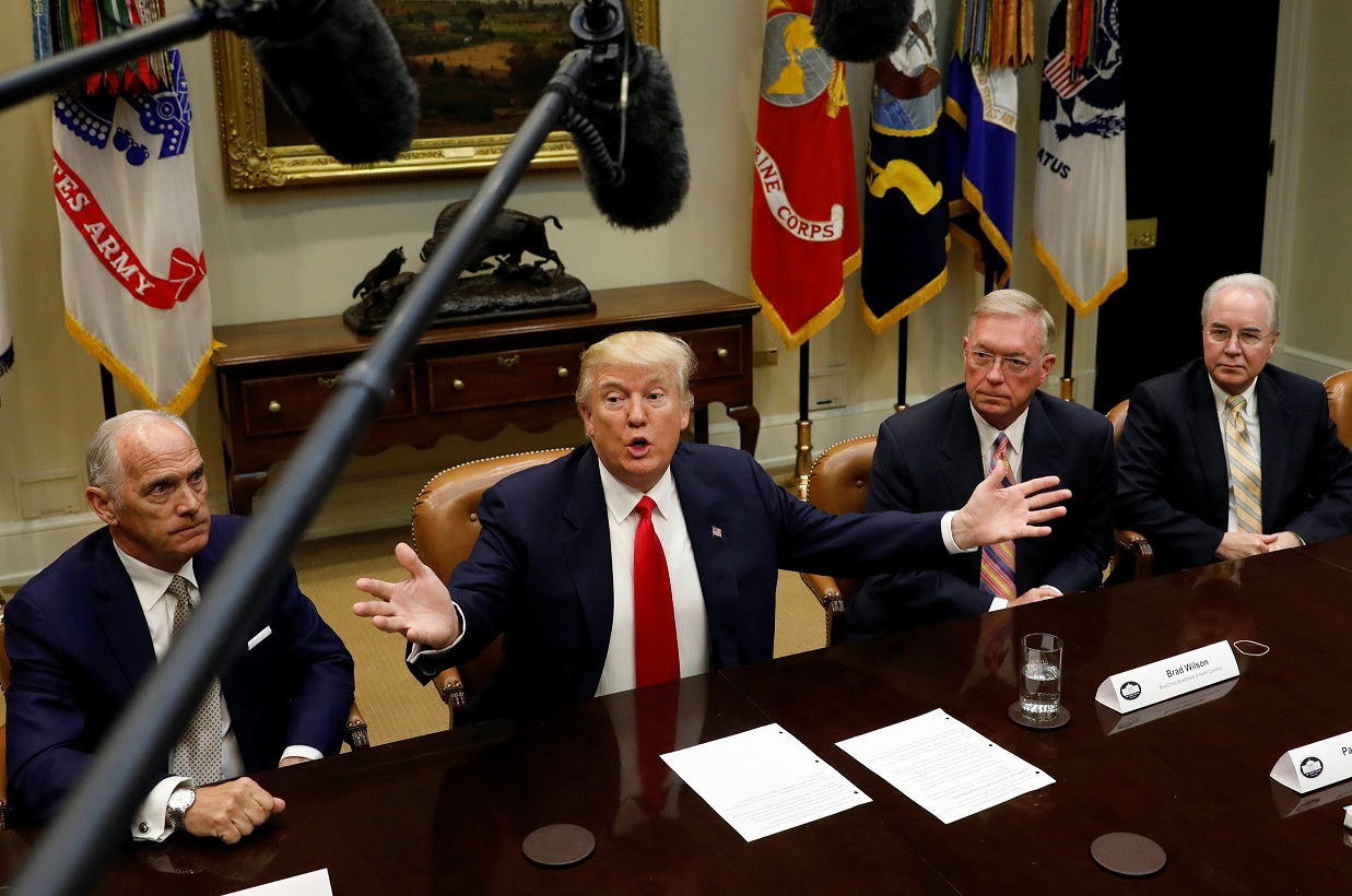 El presidente Donald Trump habla durante una reunión con directores ejecutivos de compañías de seguros de salud en la Casa Blanca (Reuters)
