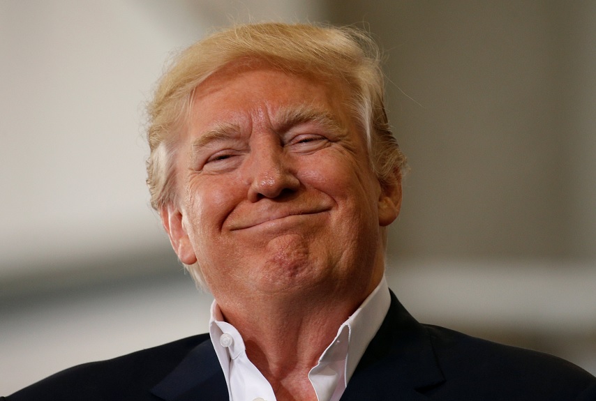 El presidente de los Estados Unidos, Donald Trump, sonríe mientras sostiene un mitin (Reuters)
