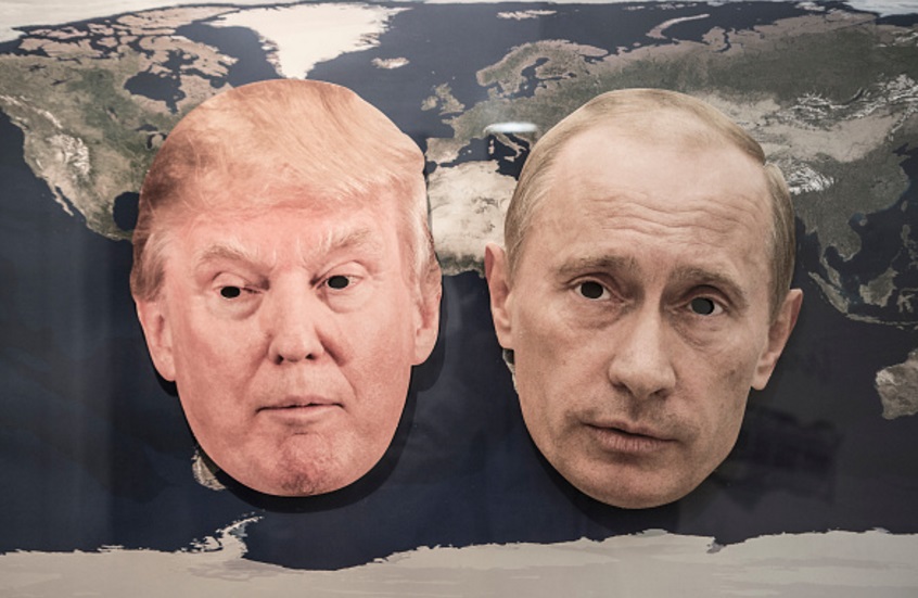 Donald Trump y el presidente ruso Vladimir Putin en un mapa del mundo (Getty Images)