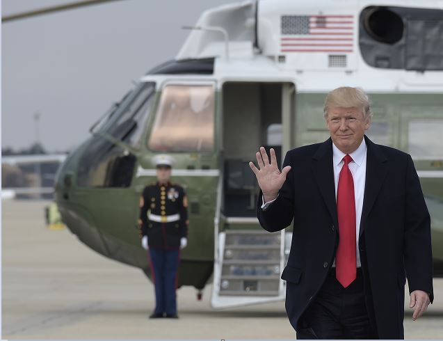 Donald Trump, a su llegada a Florida para pasar el fin de semana en Mar-a-Lago. (AP)