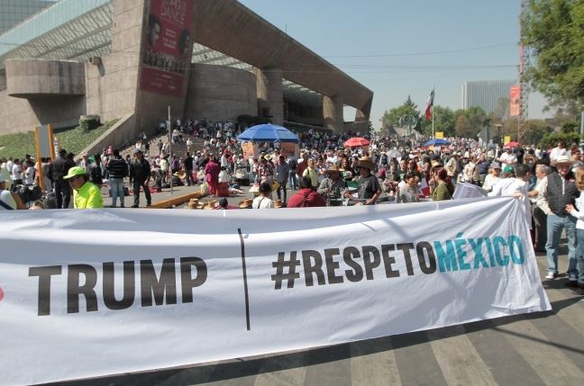 Estadounidenses que viven o visitan la Ciudad de México se suman a la Marcha de Unidad Nacional Anti-Trump para protestar contra el presidente de EU, Donald Trump y afirman que él no representa a su país. (Notimex)