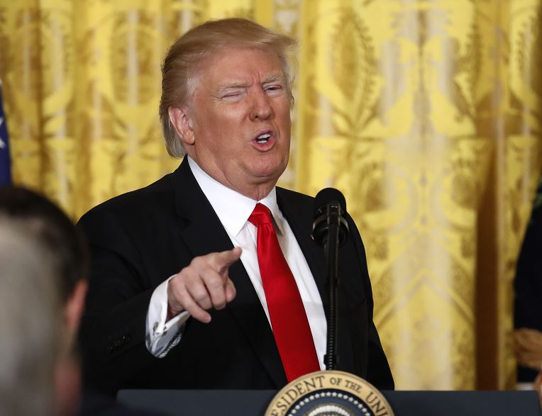 El presidente Donald Trump durante una conferencia de prensa en la Sala Este de la Casa Blanca, en Washington. (AP)