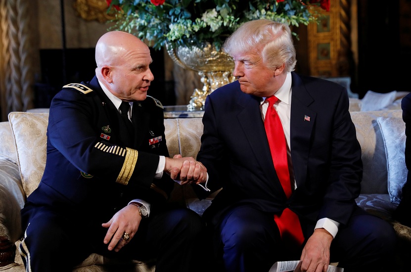 El presidente de Estados Unidos, Donald Trump, le da la mano a su nuevo teniente general de Seguridad Nacional, HR McMaster (Reuters)