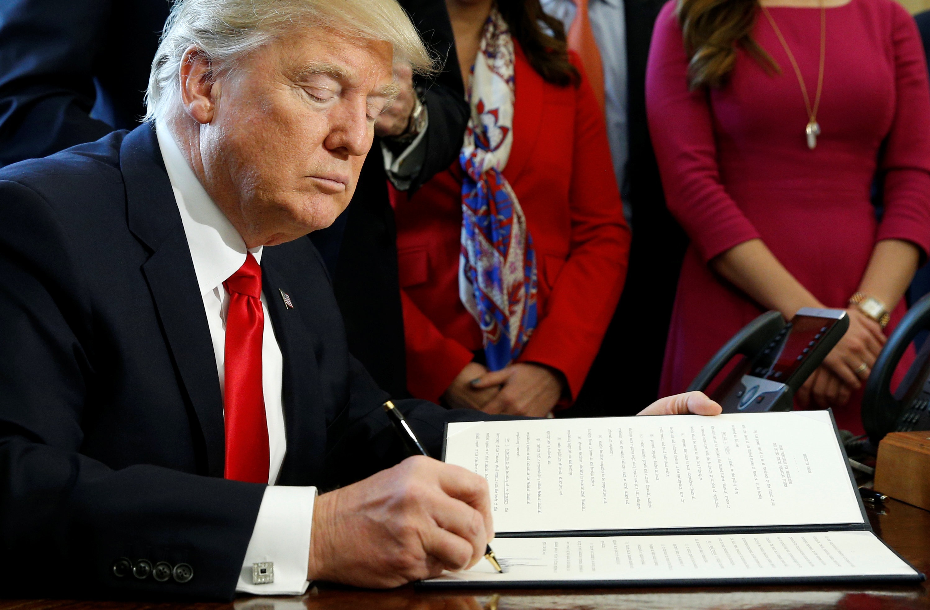 Donald Trump firmó dos órdenes ejecutivas para iniciar la revocación de la ley Dodd-Frank. (Reuters)