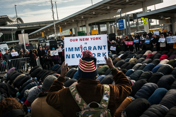 Miles de personas prtestaron en el aeropuerto JFK contra el veto migratorio del presidente Donald Trump. (Getty Images)