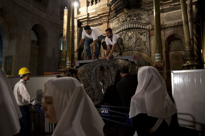 Un equipo de expertos comienza la renovación de la tumba de Jesús en la Iglesia del Santo Sepulcro en la ciudad vieja de Jerusalén (AP/ archivo)