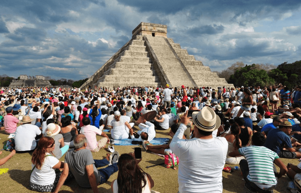 El diario francés Le Figaro ilustró su artículo con una imagen de turistas extranjeros en el sitio arqueológico de Chichén Itzá en Yucatán. (@Le_Figaro)
