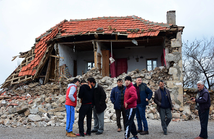 Viviendas en 11 comunidades, en la ciudad de Ayvacik, fueron afectadas por los dos sismos que han sacudido a Turquía este lunes (AP)