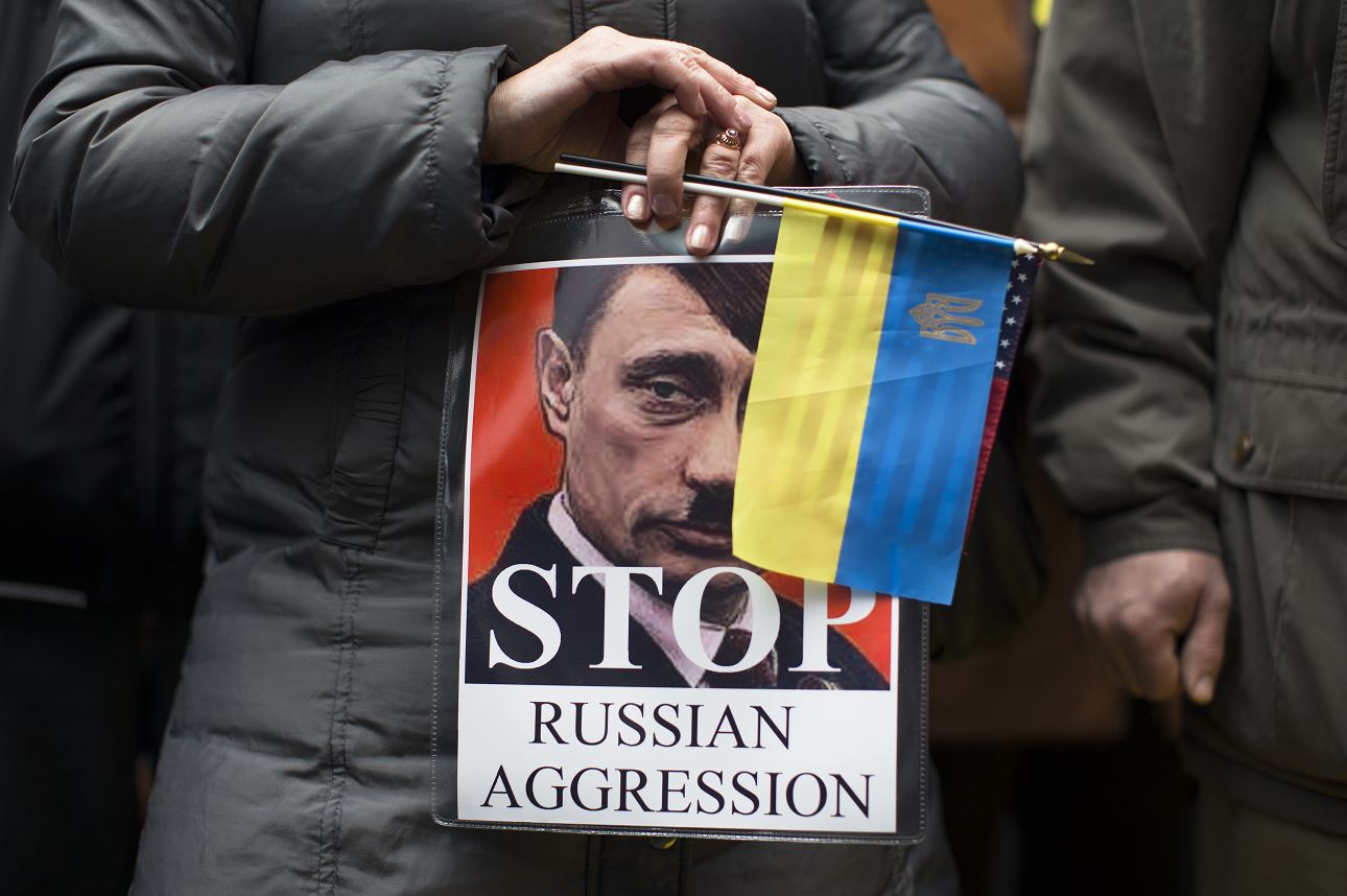 Manifestantes protestan contra las acciones militares rusas en Ucrania. (AP, archivo)